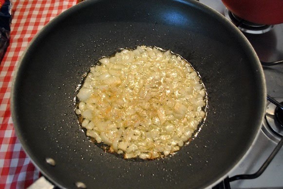 Макароны с креветками и зеленым горошком