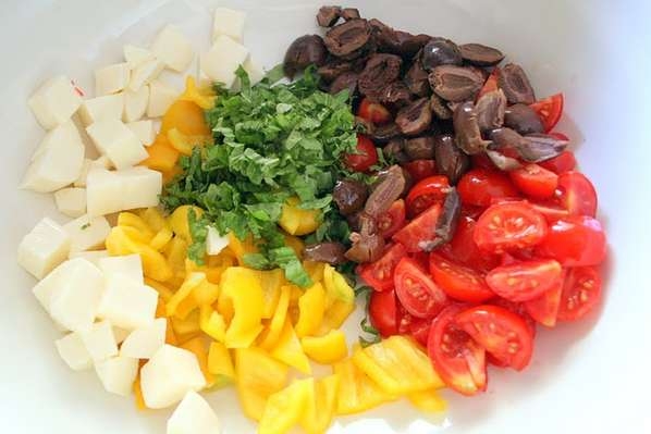 Салат средиземноморский с макаронами