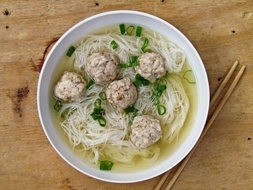 Суп с рисовой лапшой и фрикадельками Суп с рисовой лапшой и фрикадельками