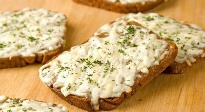 Горячие бутерброды с брынзой.