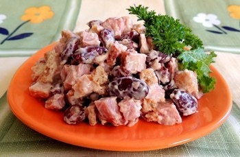 Салат с красной фасолью и сухариками