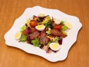 САЛАТ С КАРПАЧЧО, ЧЕРРИ И АРОМАТНОЙ ЗАПРАВКОЙ