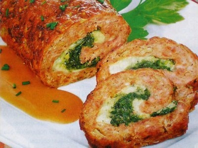 Сочный мясной рулет с начинкой из сыра и зелени