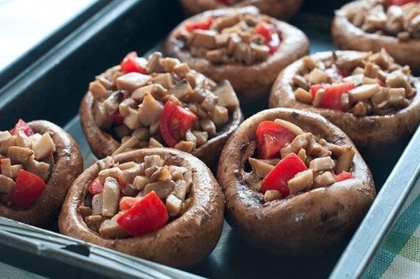 Шампиньоны, фаршированные овощами (без масла)