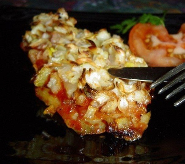 Рыбка, запеченная с чесноком и луком