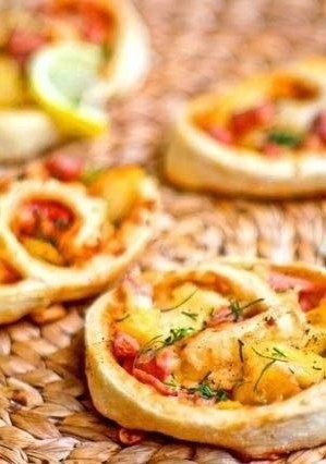 Завитки с ветчиной и ананасами