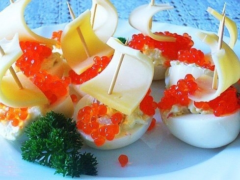 Яичные "лодочки" с икрой