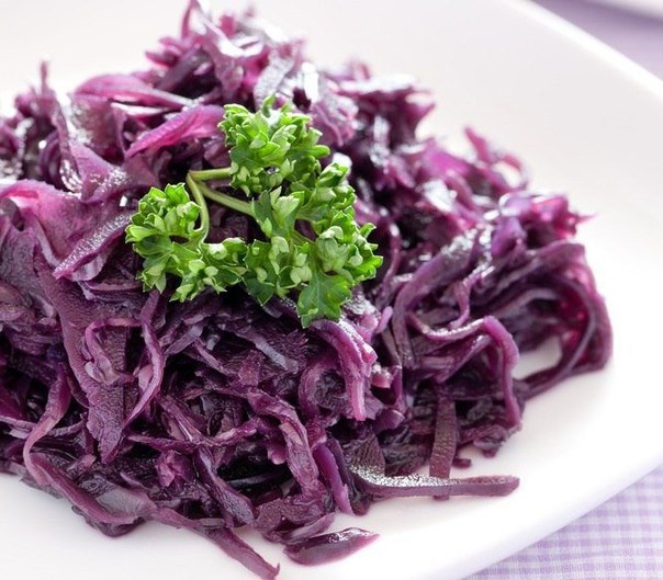 Сытный салат из краснокачанной капусты