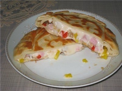Закрытая жареная пицца
