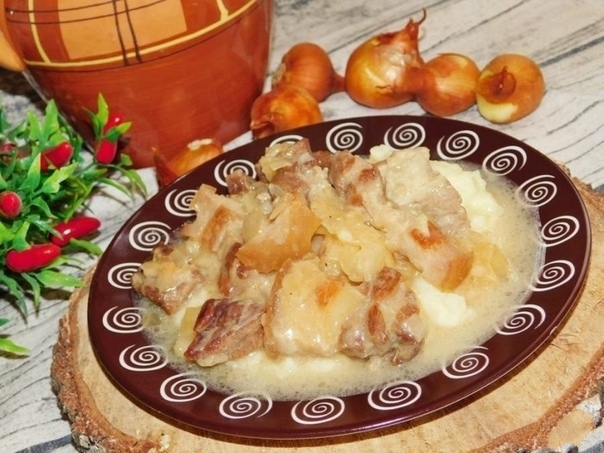 Поджарка из свинины с луком и сметаной