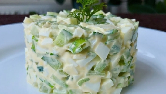 Простой салат с зеленым луком, яйцом и огурцом