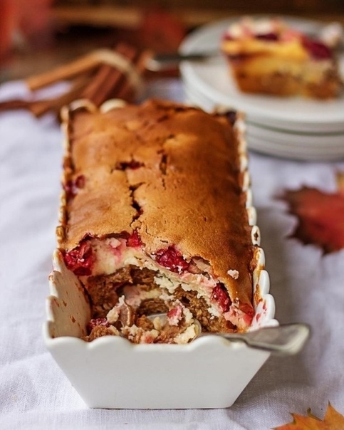 Брауни с молочным шоколадом, творожным сыром и вишней