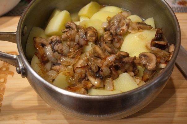 Картофель, тушеный с грибами