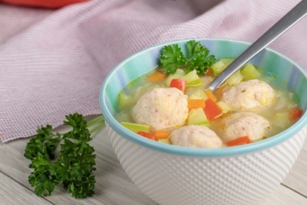 Суп из кабачков с фрикадельками &mdash; вкусный диетический суп нежной консистенции, который отлично разно