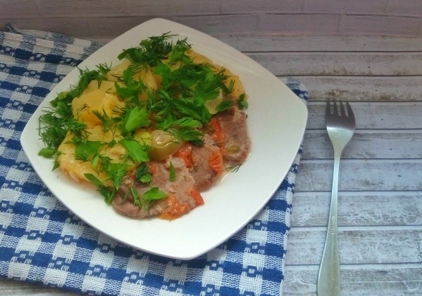 Овощи с мясом на сковороде в сырно-сметанном соусе