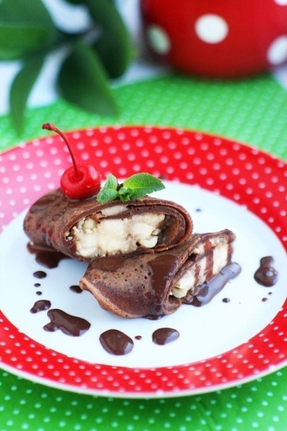Шоколадные блинчики с бананами и орехами