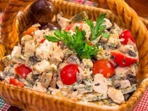 Салат с запеченным куриным филе, блинчиками и грибами