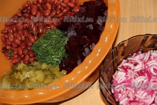 Салат из свеклы, фасоли и солёных огурцов