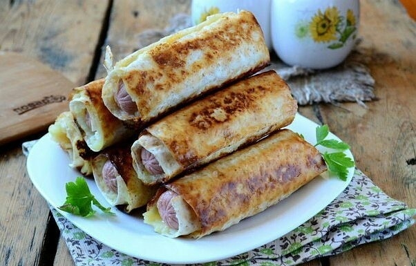 Сосиски в картофельно-сырной шубке.