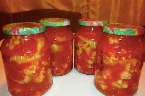 Салат из цветной капусты с помидорами и сладким перцем.