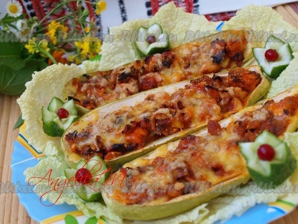 Кабачки, фаршированные курицей и сухариками Кабачки, фаршированные курицей и сухариками