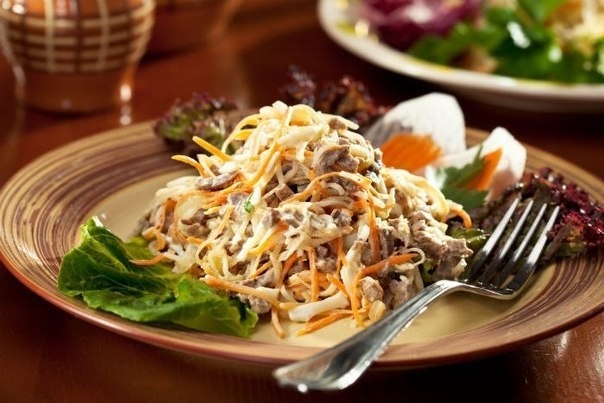 Мясной салат с капустой и морковью Мясной салат с капустой и морковью
