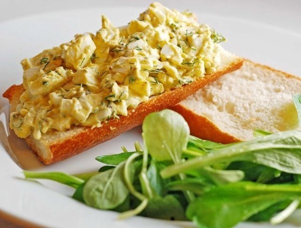 Простой яичный салат с весьма пикантным вкусом Простой яичный салат с весьма пикантным вкусом