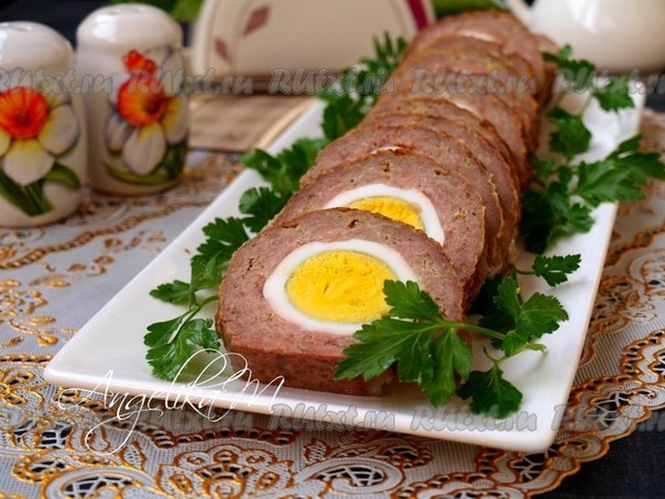Рулет из фарша с вареными яйцами