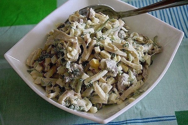 Салат из кальмаров с ветчиной и грибами