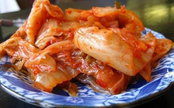 Кимчи &mdash; острая корейская закуска на основе пекинской капусты. Существуетболее 100 разновидностей и с