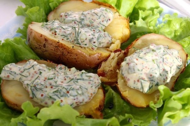 Теплая картофельная закуска со сметанным соусом