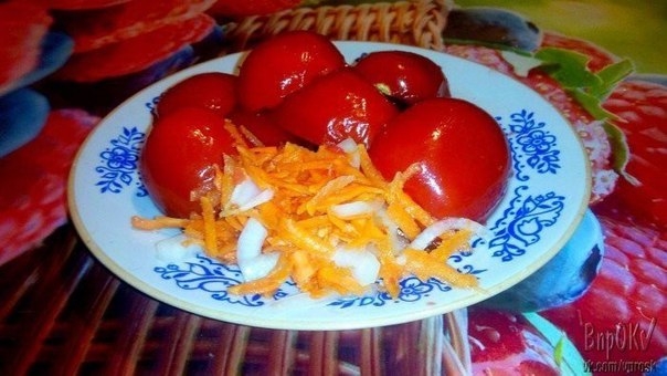 Маринуем помидоры половинками с луком, маслом растительным и морковью