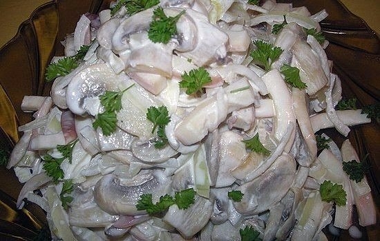 Салат с кальмарами и маринованными шампиньонами