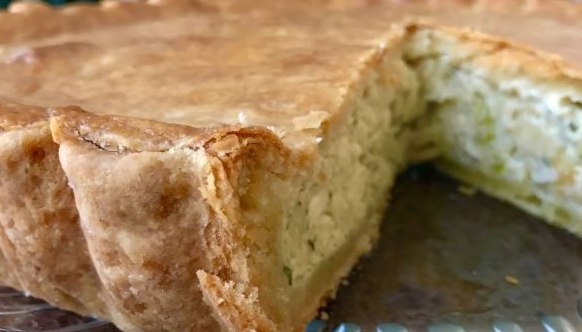 Луковый пирог с плавленым сыром