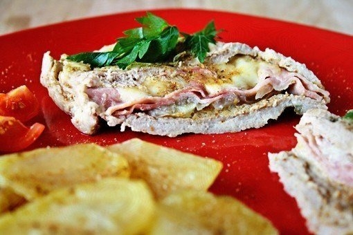 СВИНАЯ ОТБИВНАЯ С ГОРЧИЦЕЙ, ВЕТЧИНОЙ И СЫРОМ
