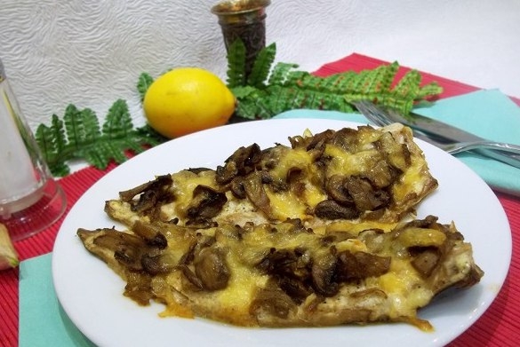 Запеченная скумбрия с грибами и сыром