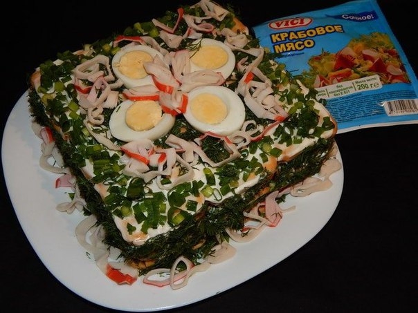 Оригинальный салат с крабовым мясом и крекерами