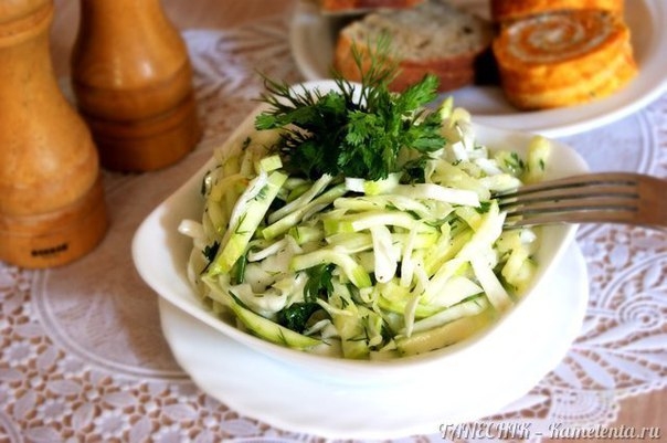Сочный салат с кабачком и капустой