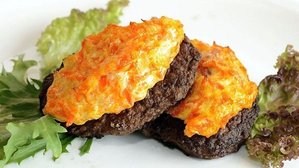 Печеночные оладьи с луком и морковью