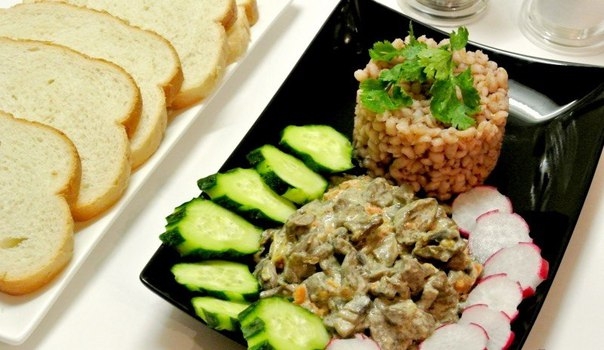 КУРИНЫЕ СЕРДЕЧКИ С ОВОЩАМИ В СМЕТАНЕ