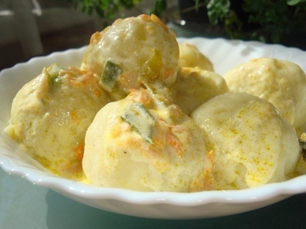 Картофельные кнедли с начинкой и соусом