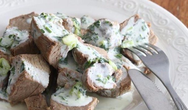 ОТВАРНАЯ ГОВЯДИНА С КИСЛОМОЛОЧНЫМ СОУСОМ