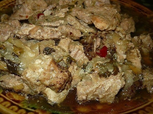 Тающая свинина, тушеная с луком