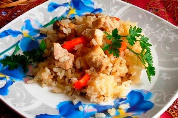 Курица, тушенная с рисом и овощами