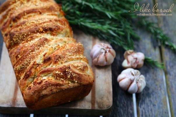 Чесночный хлеб с сыром и травами Чесночный хлеб с сыром и травами
