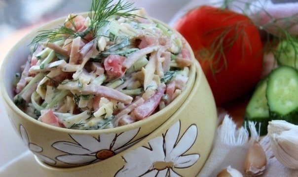 Салат из ветчины, помидоров, огурцов и сыра