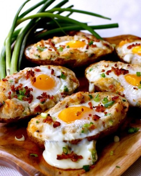 ЯЙЦА, ЗАПЕЧЕННЫЕ В КАРТОФЕЛЕ В МУНДИРЕ