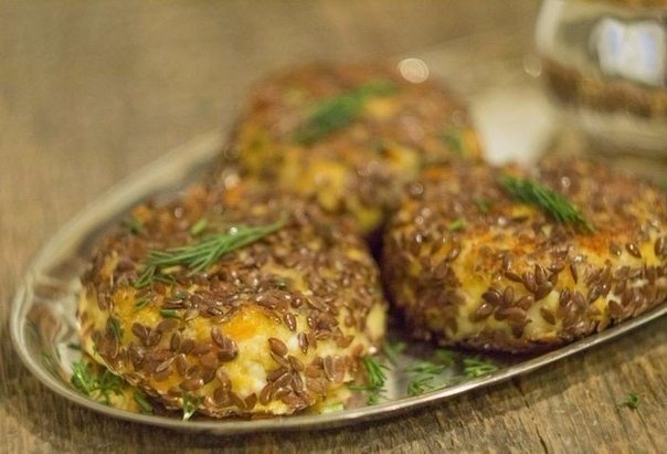 Сырники с морковью и геркулесом в панировке из семян льна