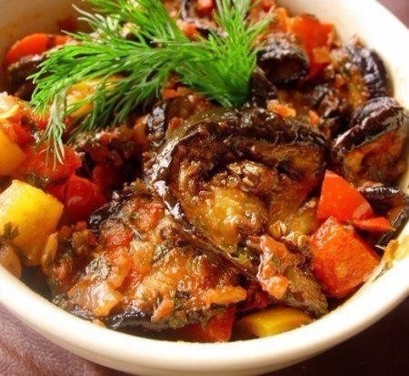 Баклажаны с овощами в томатном соусе Баклажаны с овощами в томатном соусе