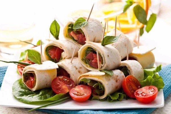 Быстрая и лёгкая закуска: Роллы из тонкого лаваша с куриной грудкой и овощами